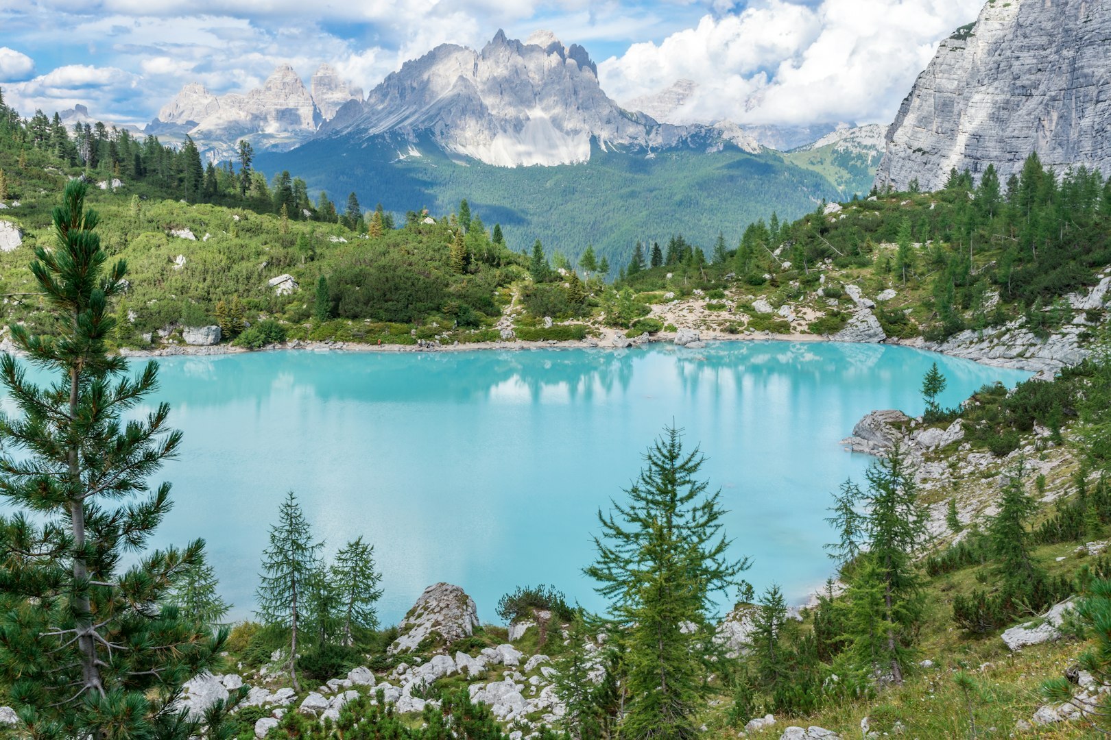Paisaje de montaña con un lago de aguas turquesa